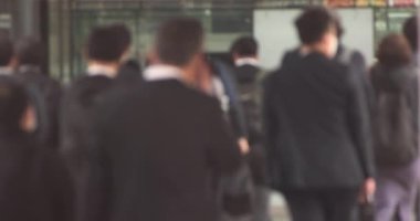 Shinagawa kentindeki yürüyen ofis çalışanlarının ağır çekimde dikkatleri dağıldı.