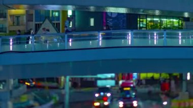 Shibuya 'daki minyatür neon sokağının gece vardiyası.