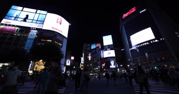 Neon billboard en LED displays bij Shibuya kruising 's nachts — Stockvideo