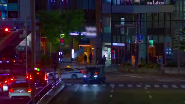 아오야마 시의 도시 거리의 야간 시간 여행자긴 샷 패닝 — 비디오