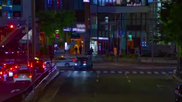 Нічний таймелапсис міської вулиці в Аоямі довгий час стріляв схилом. — стокове відео