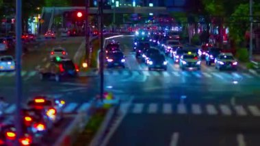 Aoyama 'daki minyatür şehir caddesinin gece vardiyası.
