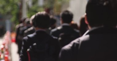 Tokyo 'daki kentsel kentte yürüyen insanların yavaş çekim gücü azaldı.