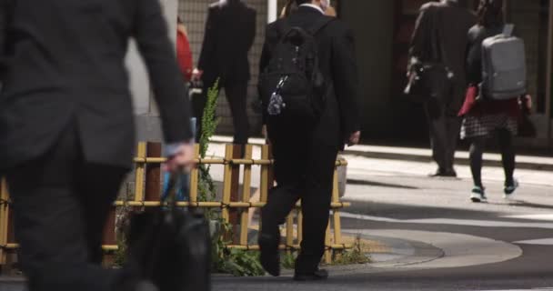 En langsom bevægelse af kropsdele af omvandrende mennesker i byen Tokyo – Stock-video