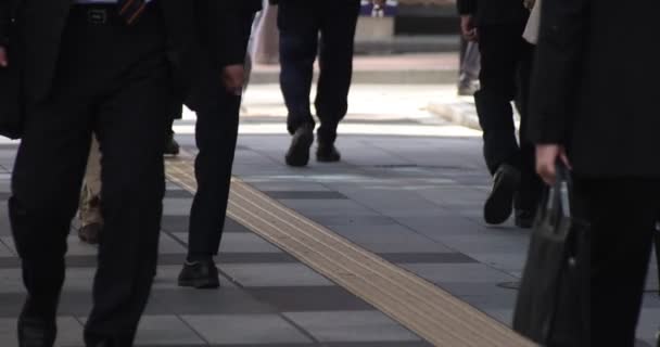 Een langzame beweging van lichaamsdelen van wandelende mensen in de stad Tokio — Stockvideo