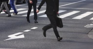 Tokyo kentindeki yürüyen insanların vücut parçalarının yavaş çekimleri.