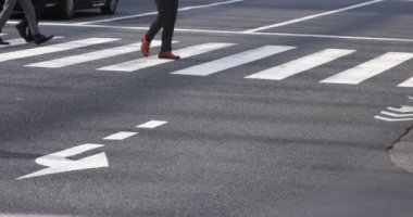 Tokyo kentindeki yürüyen insanların vücut parçalarının yavaş çekimleri.