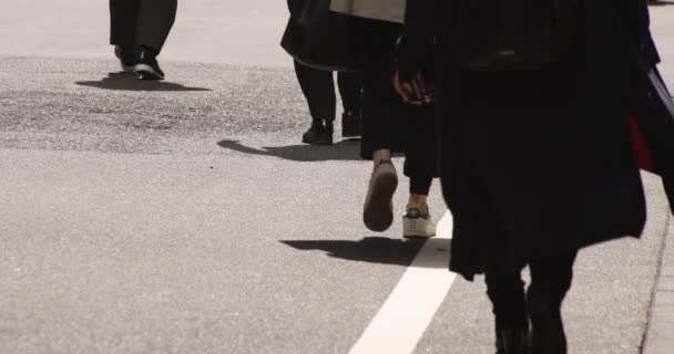 Una cámara lenta de partes del cuerpo de personas que caminan en la ciudad urbana de Tokio — Vídeos de Stock
