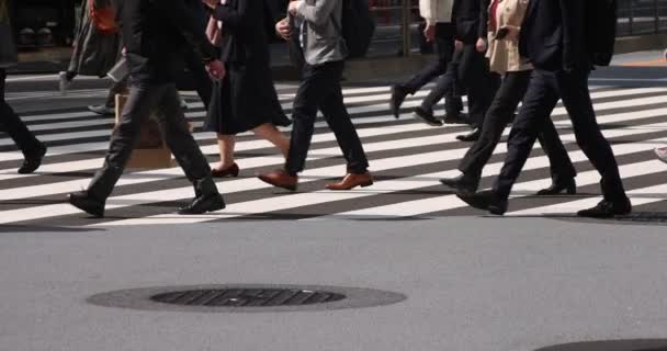 Un ralenti des parties du corps des personnes qui marchent dans la ville urbaine de Tokyo — Video