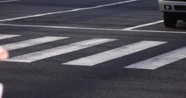 Tokyo kentindeki yürüyen insanların vücut parçalarının yavaş çekimleri.