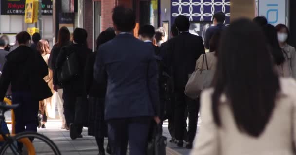 Μια αργή κίνηση των ανθρώπων που περπατούν σε αστική πόλη στο Τόκιο — Αρχείο Βίντεο