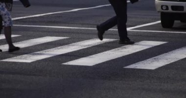 Tokyo kentindeki yürüyen insanların vücut parçalarının yavaş çekimleri.