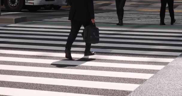 Un ralenti des parties du corps des personnes qui marchent dans la ville urbaine de Tokyo — Video