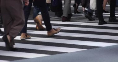 Tokyo kentindeki yürüyen insanların vücut parçalarının yavaş çekimleri.