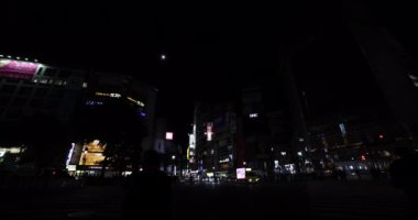 Karanlık Shibuya gece karşıya geçiyor.