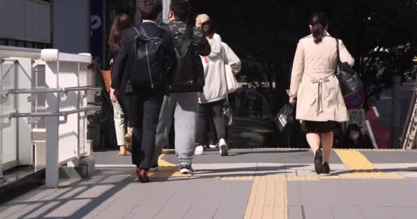 En slow motion av vandrande människor i staden Shibuya — Stockvideo