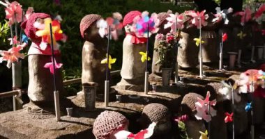 Jizo heykeli ile rengarenk yel değirmenlerinin yavaş çekim gücü