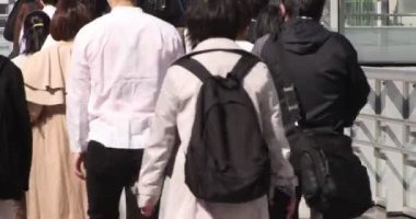 Shibuya 'daki şehir şehrinde yürüyen insanlar.