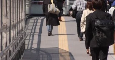 Shibuya kentindeki yürüyen insanların vücut parçaları.