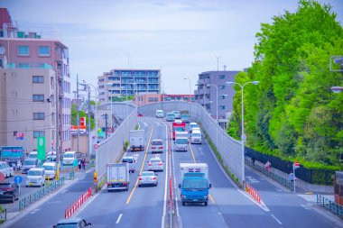 Gündüz vakti şehir merkezinde trafik sıkışıklığı var.