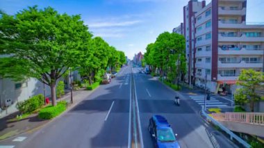 Şehir merkezindeki caddede gündüz vakti geniş açılı bir çekim.