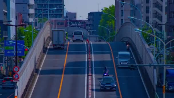 昼間の繁華街の渋滞のタイムラプスロングシュートズーム — ストック動画