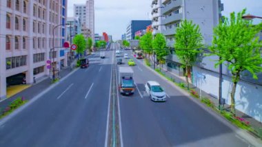 Şehir merkezindeki caddede gündüz vakti çekilen bir çekim.