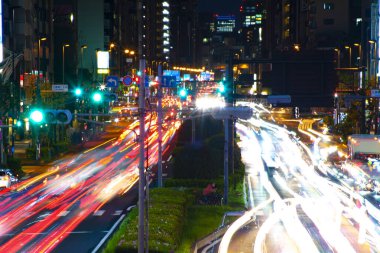 Kinshicho 'daki Neon Caddesi' nin gece vakti.