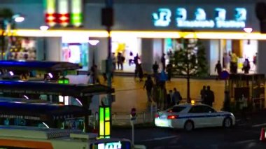 Kinshicho 'daki minyatür neon sokağının gece zoom' u