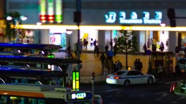 Kinshicho 'daki minyatür neon sokağının gece zoom' u