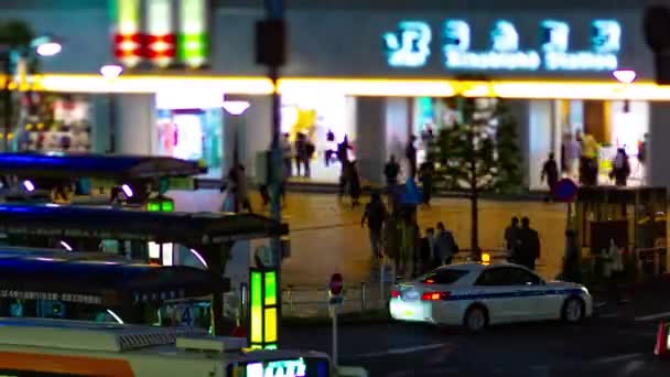 En natt timelapse av miniatyr neon gatan i Kinshicho tiltshift zoom — Stockvideo