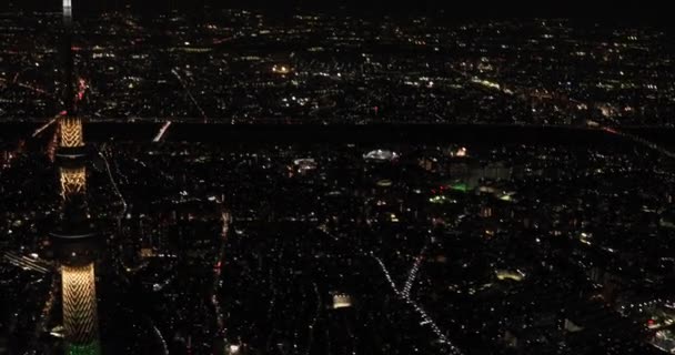 Aerial yö valaistu kaupunkinäkymä lähellä Tokion taivas puu — kuvapankkivideo