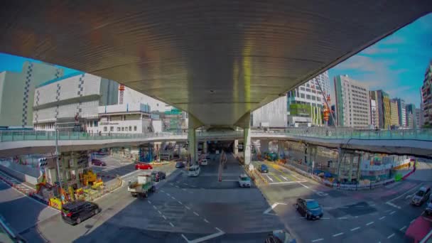 Een tijdspanne van de verkeersopstopping bij de stedelijke stad in Shibuya vis oog schot kantelen — Stockvideo