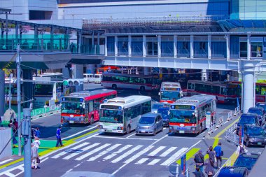 Shibuya İstasyonu yakınlarındaki şehir merkezinde trafik sıkışıklığı var.