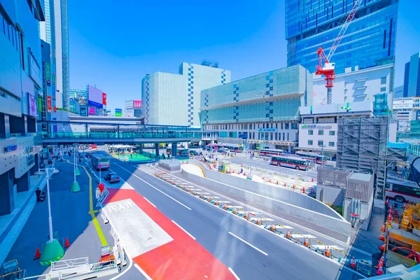 En trafikstockning på den urbana staden nära Shibuya station vid skott — Stockfoto