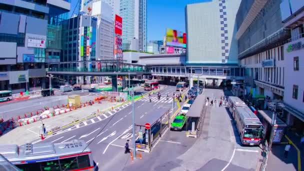 Sebuah kemacetan lalu lintas di kota perkotaan dekat Shibuya station mata ikan ditembak zoom — Stok Video