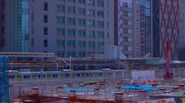 Shibuya zoom 'daki yapım aşamasında hareket eden vinçlerin zamanlaması.