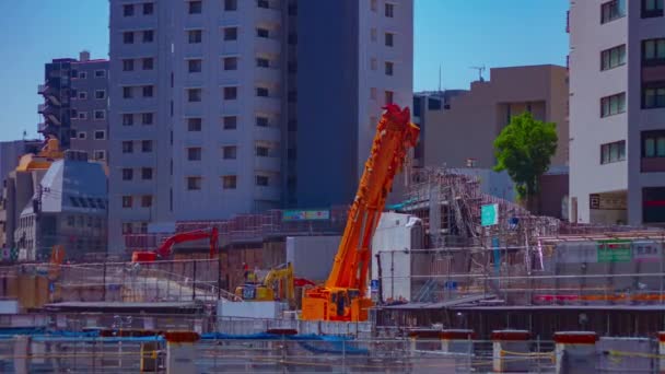 Un timelapse de grúas en movimiento en la construcción en Shibuya zoom tiro largo — Vídeos de Stock