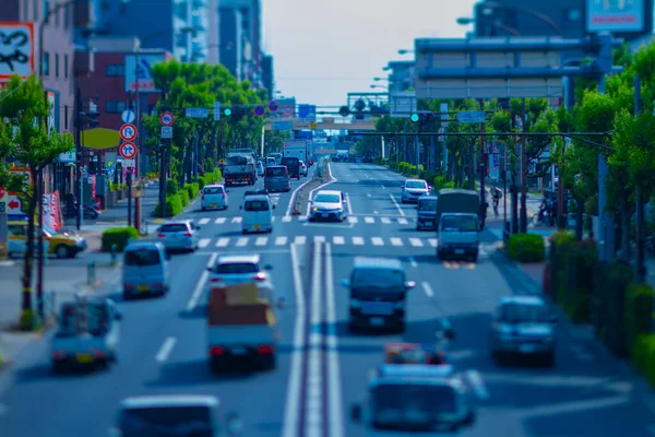 Un intervallo di tempo di ingorgo in miniatura al viale diurno nel tiltshift del centro — Foto Stock