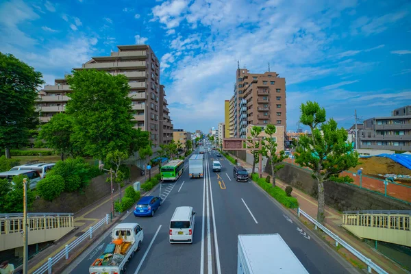 ダウンタウンの広いショットの通りの昼間の交通渋滞の経過 — ストック写真