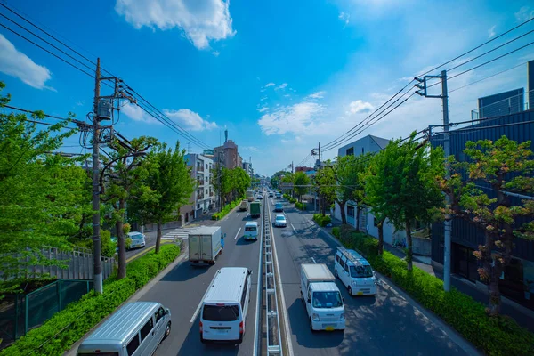 ダウンタウンの広いショットの通りの昼間の交通渋滞の経過 — ストック写真