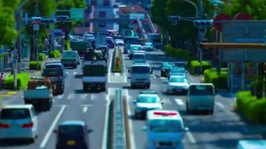 Şehir merkezinde gündüz vakti minyatür trafik sıkışıklığının zamanlaması.