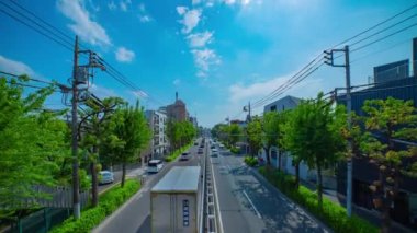 Şehir merkezindeki geniş açıda gündüz vakti trafik sıkışıklığı zamanı.