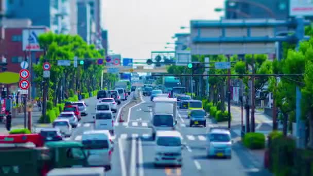 Un timelapse d'embouteillage miniature à l'avenue diurne dans le centre-ville basculement panoramique — Video