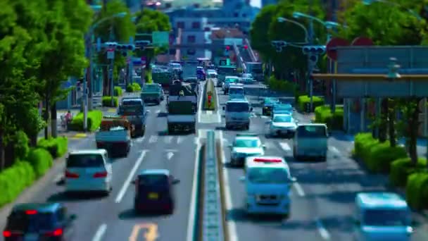 Včas miniaturní dopravní zácpa na avenue během dne v centru naklápění náklonu — Stock video