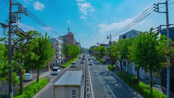 Een tijdspanne van files op de laan overdag in de binnenstad wide shot zoom — Stockvideo