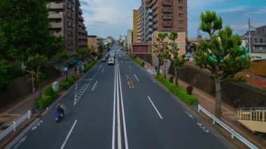 Şehir merkezinde gündüz vakti meydana gelen trafik sıkışıklığının zamanlaması.