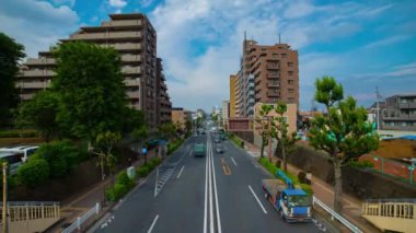 Şehir merkezinde gündüz vakti meydana gelen trafik sıkışıklığının zamanlaması.
