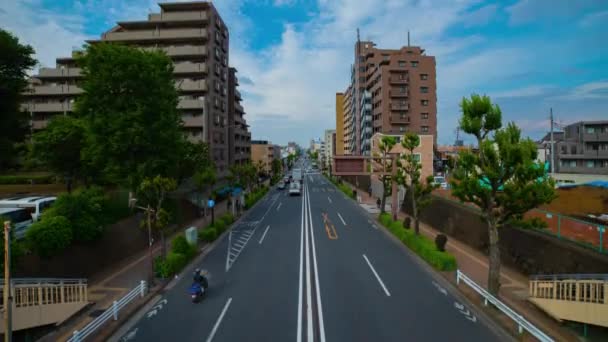 Un timelapse d'embouteillage à l'avenue diurne dans le centre-ville grand angle inclinaison — Video