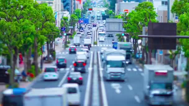 Un timelapse d'embouteillage miniature à l'avenue diurne dans le centre-ville basculement basculement — Video